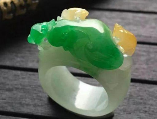 翡翠|翡翠里面的特殊存在,拥有丰富的颜色,给人视觉上的享受