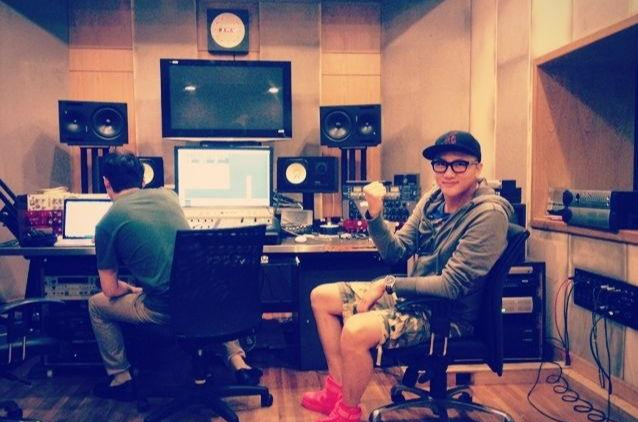 关喆|40岁歌手关喆三胎得女！8年前与葡萄牙妻子结良缘，全靠杨坤做媒人