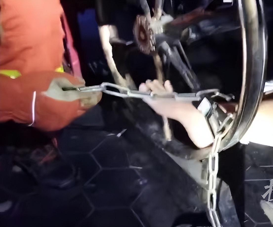 “姐妹生死局”!?两女子脖子被铁链锁一起,钥匙扔厕所,背后原因竟是一男子!
