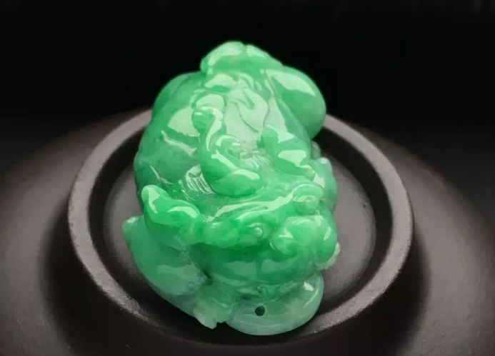 翡翠|在新春佳节之际，怎样挑选适合自己的翡翠单品？我给你两个推荐
