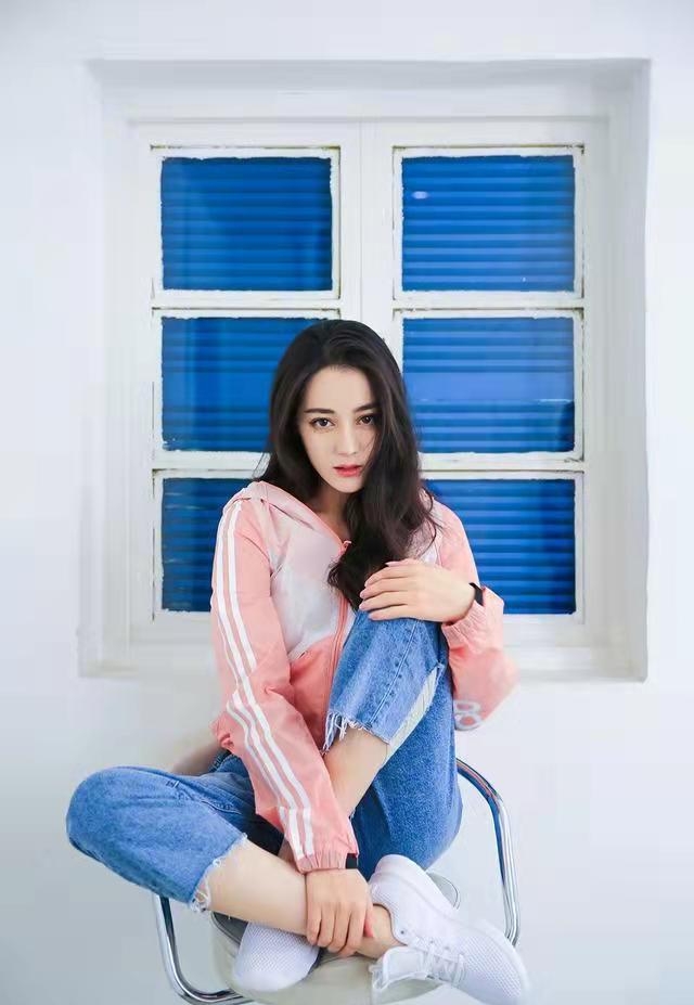 燕麦 迪丽热巴白色西装配红唇,御姐造型好飒爽,美艳动人惹人爱!