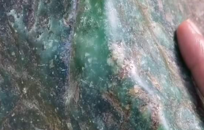 翡翠|在直播间购买翡翠原石,如何辨别是否是水沫?进来看看就知道!