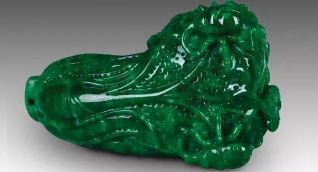 翡翠|翡翠内部产生棉絮，有的会影响翡翠价值，还可能让它价格翻倍