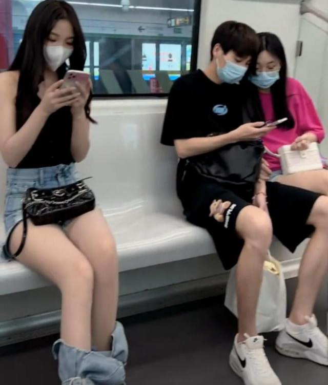 女孩穿着裤腿坐地铁,旁边情侣一脸尴尬,网友:我欣赏不来