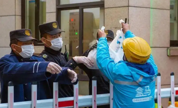 失业率|封校生活：上海大学生在实验室打地铺，等待下一轮的招聘