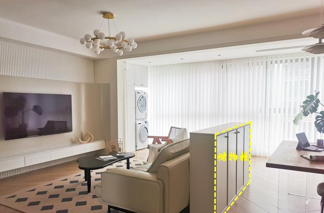 沙发往前移，不靠墙成了“装修常态”，不是吹嘘，这是真的实用