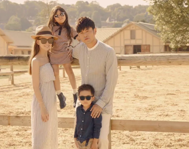 周杰伦|周杰伦儿女长相随谁?一项投票显示,他最担心的事还是发生了!