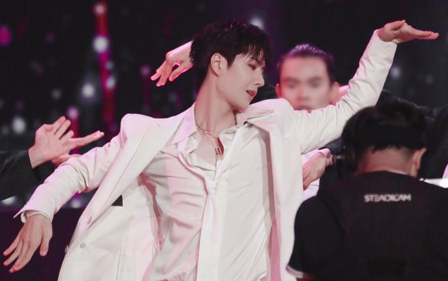 王一博|王一博：因学历低被举报，受尽欺负终成名，年赚三亿成乐华摇钱树