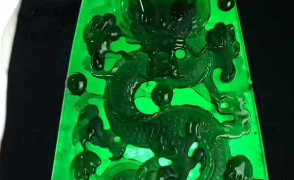 翡翠|翡翠内部的棉，并不都是瑕疵，有的棉的把自己变成了宝贝