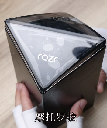 摩托罗拉|一代经典摩托罗拉刀锋折叠手机，换屏难度究竟有多高？