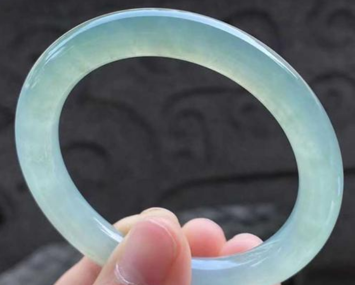 翡翠手镯|为什么每天辛辛苦苦保养的翡翠,颜色越来越难看,这也太奇怪了吧