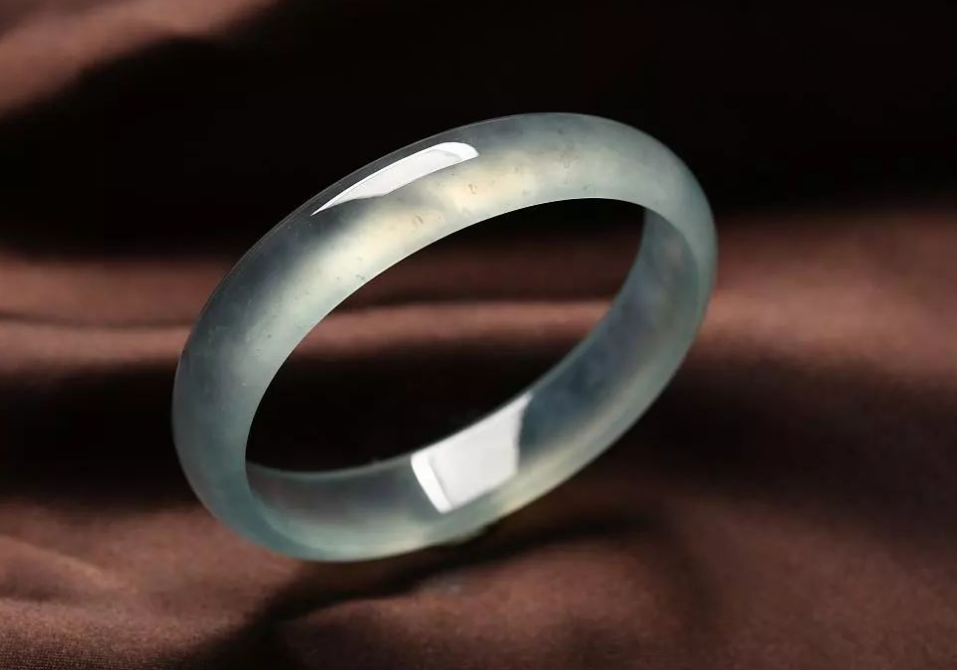 翡翠手镯|翡翠手镯价位几何？哪些方面影响了手镯的价值？手镯品质的分类