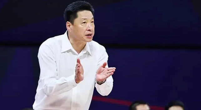 王哲林|李春江不满！王哲林惨遭隔扣，悍将压哨犯规，辽篮现场观战