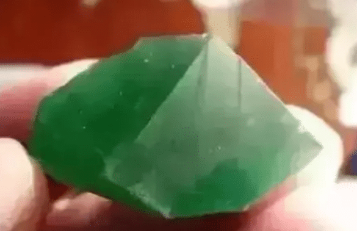 翡翠|入手的翡翠原石全是裂纹？千万不要着急扔掉，这样做可以回本！