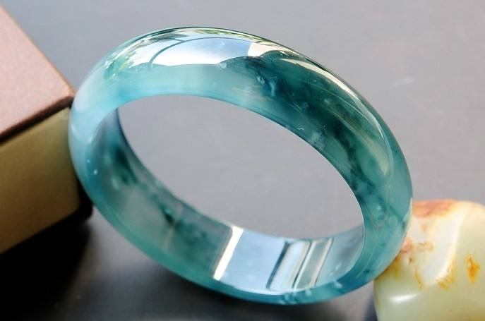 翡翠|翡翠的表面有划痕,那么这个翡翠,是不是没有办法再佩戴了?