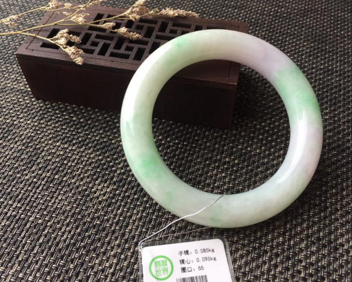 金刚菩提|在众多翡翠饰品当中，为何手镯的价格一直居高不下？原来有内情