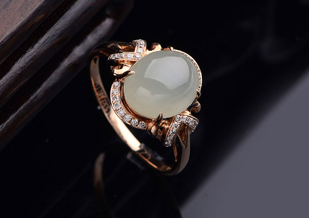 翡翠|翡翠戒指看起来差不多，为什么价格有如此大的差距？种水色很重要