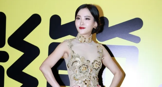 央视|她曾被央视赶下舞台,绯闻不断演戏难红,她到底是有多悲催