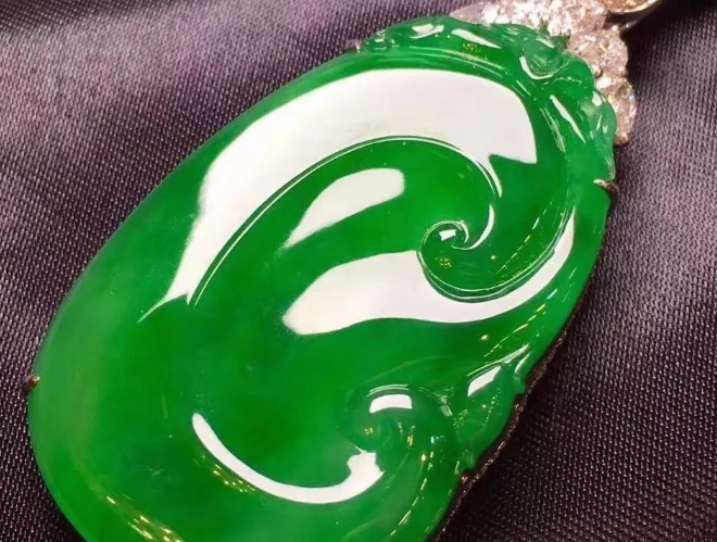 雕刻|购买翡翠饰品，雕刻的好还是素身的好？需要根据自己的喜好来选择