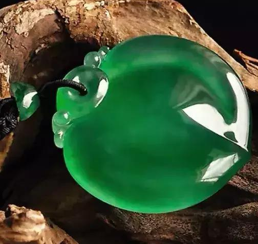 翡翠|翡翠所含有的缺点，让他变得非常独特，成为代表性的特征