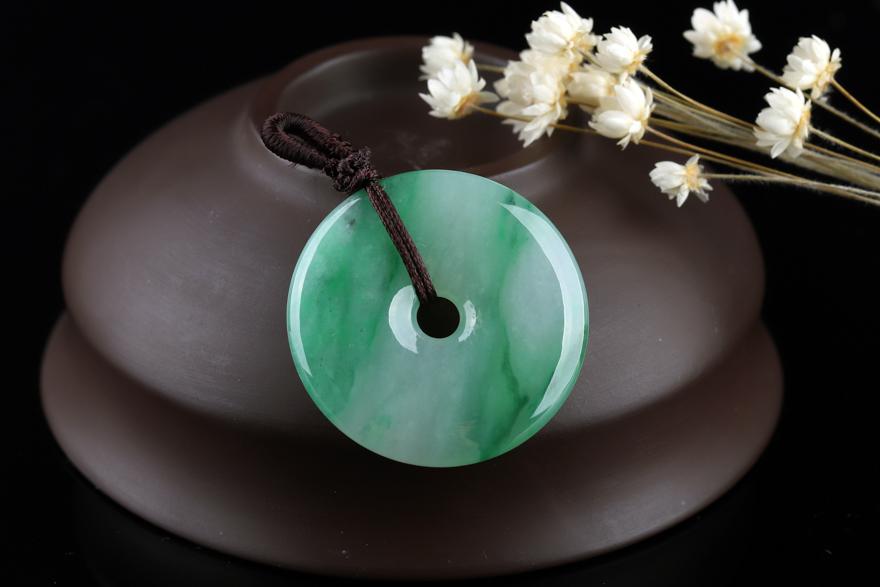 文玩|佩戴翡翠时该注意什么?哪一种翡翠,才是最百搭的呢?