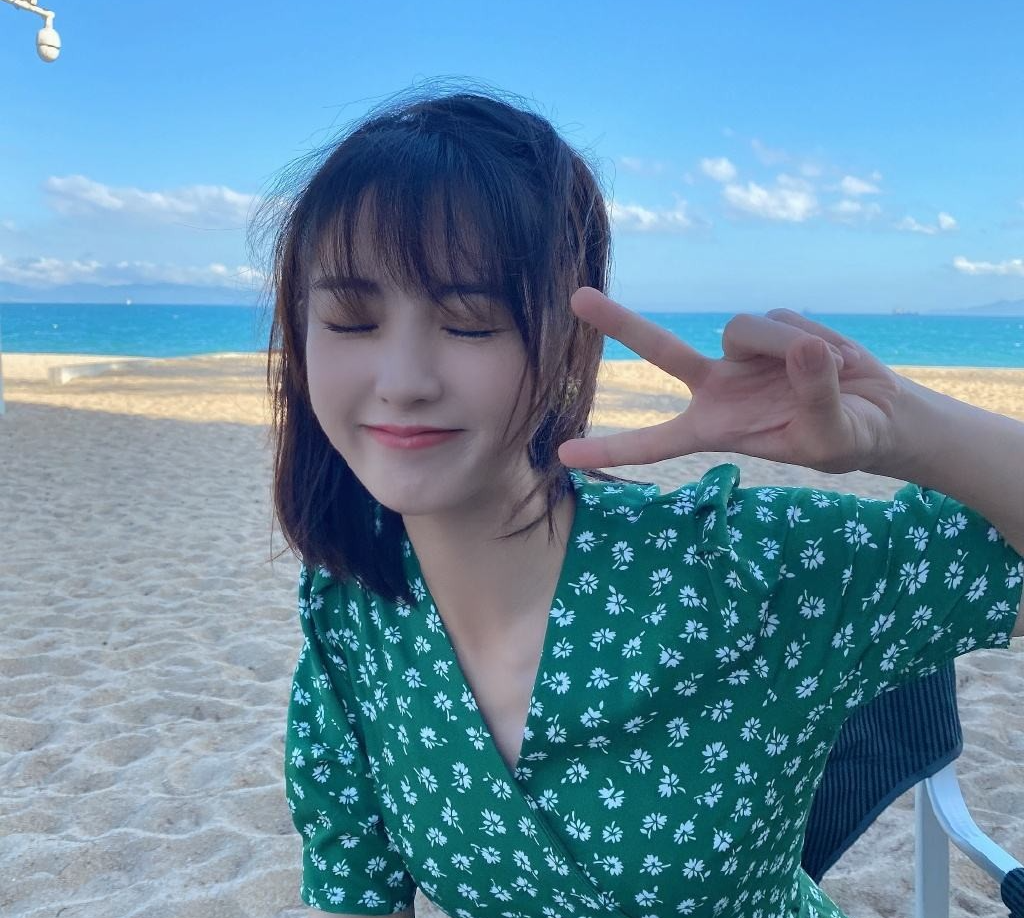 邢菲|邢菲近照，又被美到了，这身打扮我太喜欢了，清新气息扑面而来