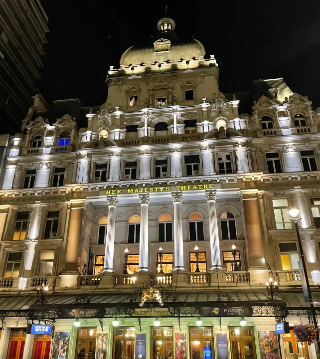 王诗龄|李湘又炫富了，带着王诗龄在英国看歌剧，女儿的一身行头价值近10万