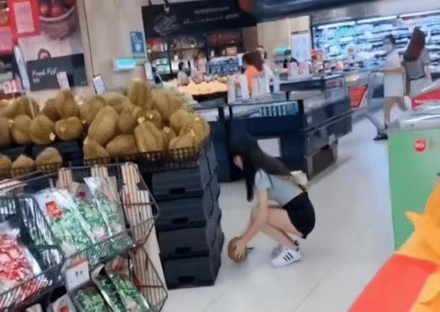 美女买榴莲,帮男友试跪,网友:就这腿,跪钉子也愿意