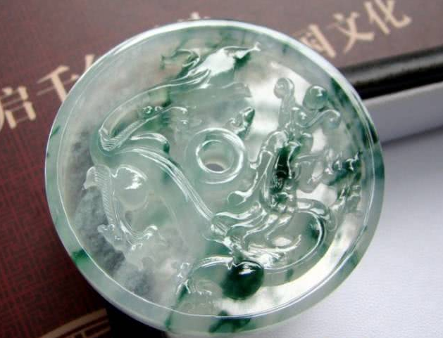 翡翠手镯|翡翠手镯的镯心价值高吗?翡翠手镯的边角料,实在是太漂亮了