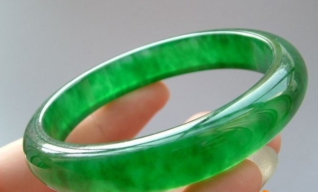 翡翠|学会分辨翡翠饰品的瑕疵，不一样的程度，对价值的影响是不同的