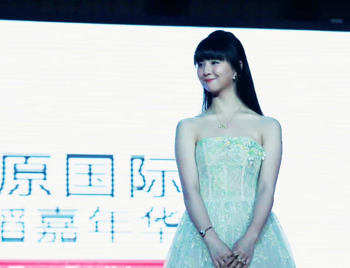 小彩旗|小彩旗不甘于光环环绕，遵从自己的内心，坚持了自己的想法