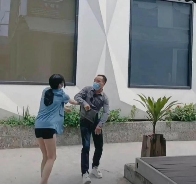 深圳:长腿女孩抱住大叔,哭着要跟他回家过年,男子:你会毁了我