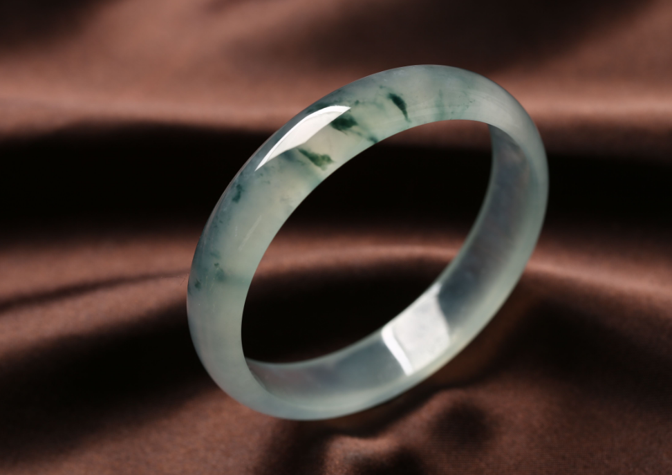 翡翠手镯|翡翠手镯价位几何？哪些方面影响了手镯的价值？手镯品质的分类