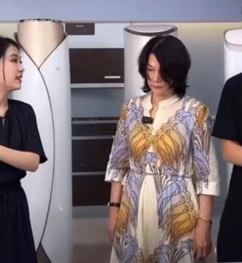 董明珠|董明珠直播愤然离场，产品介绍出问题怒摔机器，全程黑脸瞪女主播