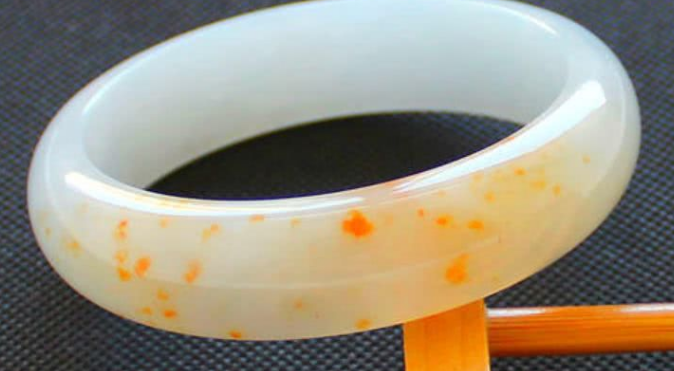 翡翠|洒金翡翠是怎样形成的？洒金的效果为何会像锈？是不是瑕疵？