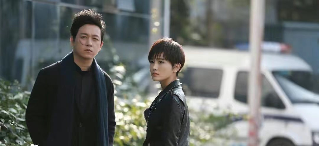 潘粤明|潘粤明：携小10岁女友，外出聚餐，女方大秀美腿吸睛，恋爱5年仍甜蜜