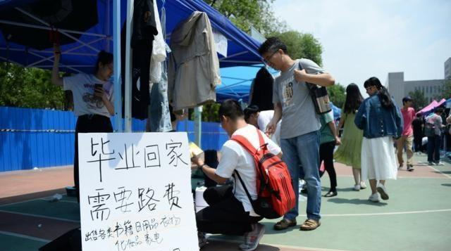 阿里巴巴|如今从阿里巴巴上批发货物拿到集市上去摆摊行得通吗？
