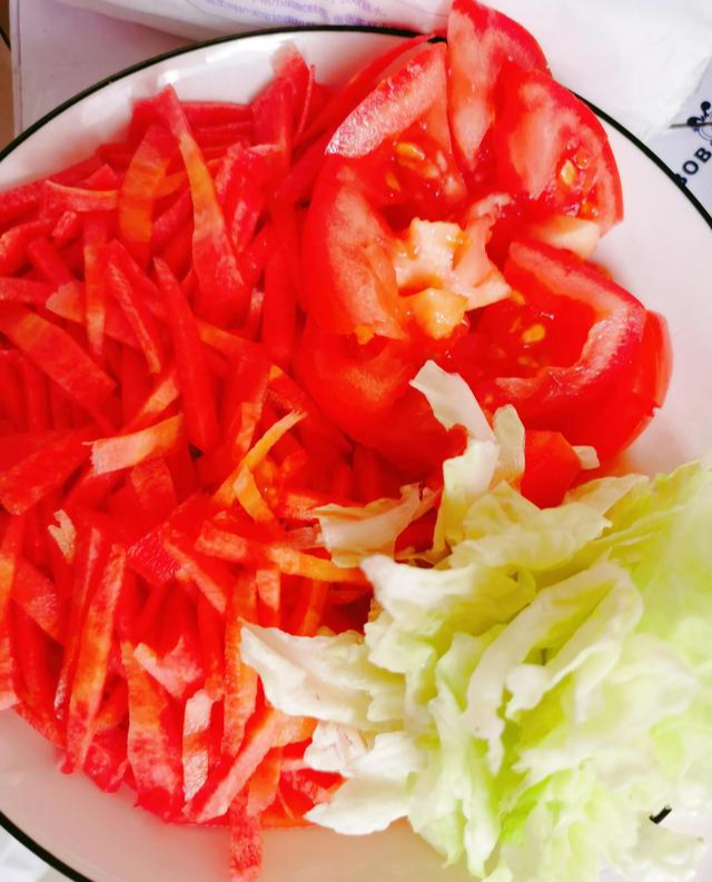 辅食新花样，宝宝爱吃饭，西红柿炒胡萝卜