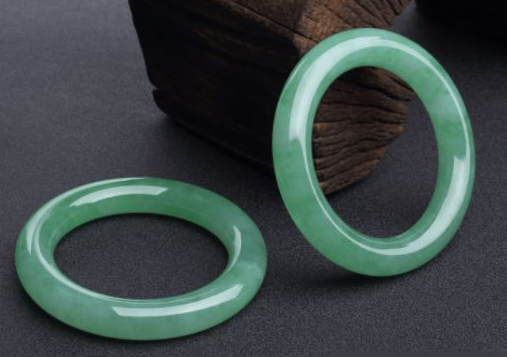 邮票|这几种受到女性偏爱的翡翠首饰，有美好的寓意，你知道几种？