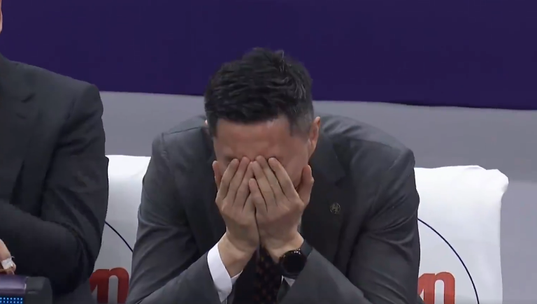 杜锋|疆粤大战！徐杰低级失误，杜锋捂眼不忍直视，叉腰训斥全队