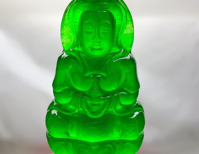 翡翠|收藏翡翠时需要注意什么?看种水还是看雕工?我来告诉你答案