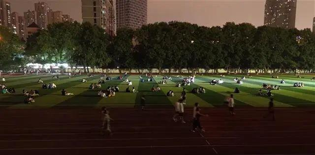 女大学生穿短裙在操场走秀,引发大批学生围观,有人蹲下偷拍裙底
