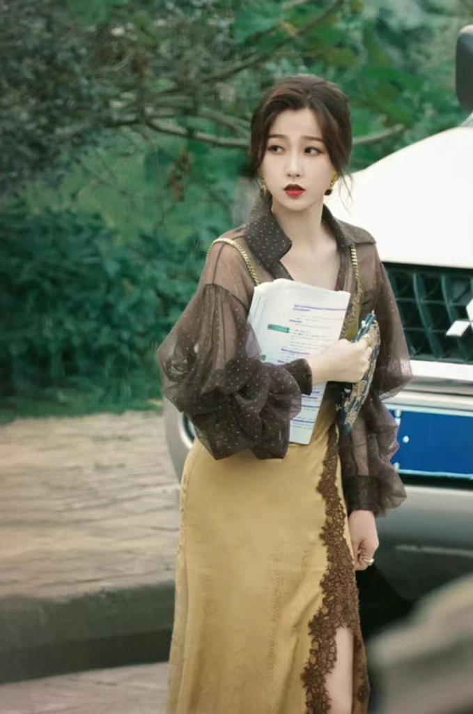 两个人的小森林|《两个人的小森林》虞书欣造型曝光，性感又高贵，不愧是人间富贵花！