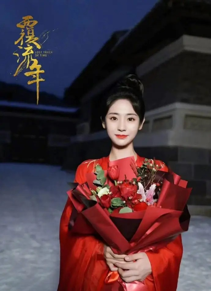 邢菲|邢菲近照，又被美到了，这身打扮我太喜欢了，清新气息扑面而来