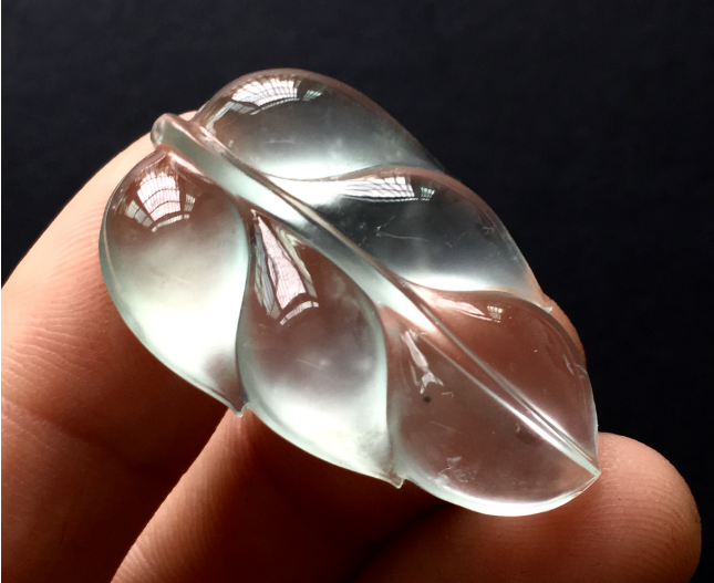 翡翠|判定一个翡翠饰品的价值，不能只看一个方面，就算无色也能很贵