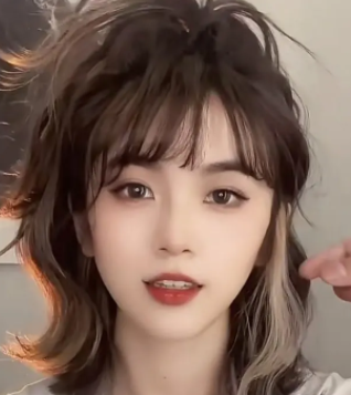 发型 在不同的场合当中，发型也是有所不同的
