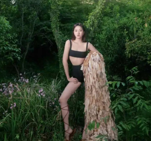 关晓彤|?造型真的是反应明星的一大利器,关晓彤最新造型,网友表示看着像木偶