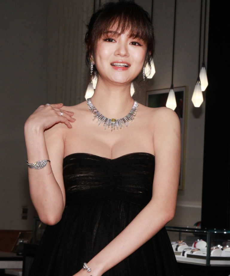 安以轩|真看不出安以轩已经40 岁了，保养得很像小女孩一样，少女青春无限