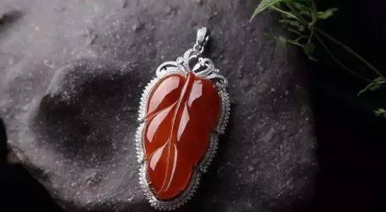 翡翠|翡翠色彩也能衡量玉石价值，购买前要了解相关知识，你学会了吗？