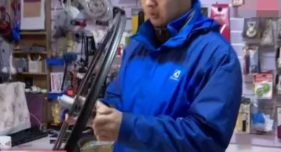 出租车追尾自行车,司机想要一包烟钱私了,自行车主人却向其索赔21000元。